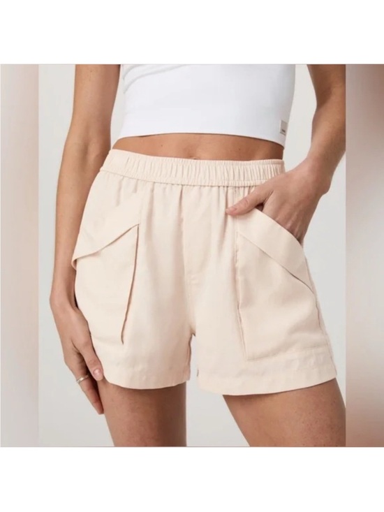 Vuori Pants - Vuori Trestless Twill Shorts W/Pockets Size Medium Color Sand Dollar NWT 3.5” In